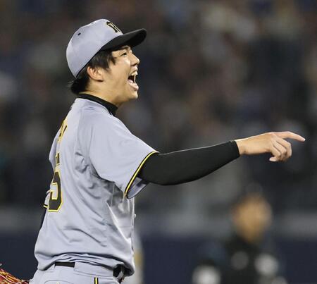 　６回、佐野の打球で声を出す才木（撮影・田中太一）