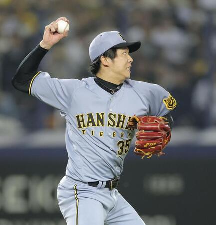 　５回、ケイのバントで二塁へ悪送球する才木（撮影・西岡正）