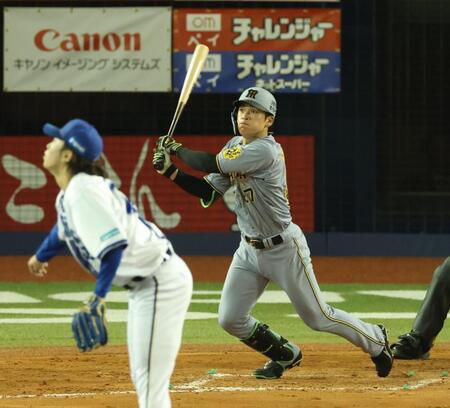 　９回、右越えに同点ソロを放つ高寺（撮影・金田祐二）