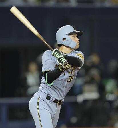 　９回、右越えに同点ソロを放つ高寺（撮影・西岡正）