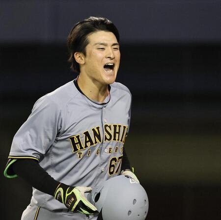 　９回、ソロを放ち喜ぶ高寺（撮影・田中太一）