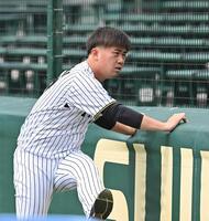 　体をほぐす桐敷（撮影・西田忠信）