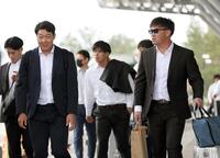 　空路新潟に到着し、大山（左）らと一緒にバス乗り場へ歩く桐敷