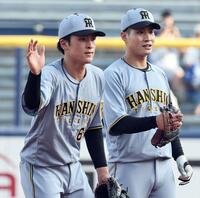 シートノックを受ける高寺（左）と木浪（撮影・田中太一）