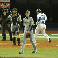 ７回、代打・松尾に先制中犠飛を浴びた才木（撮影・金田祐二）