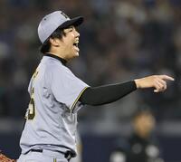 　６回、佐野の打球で声を出す才木（撮影・田中太一）