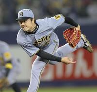 　５回、ピンチを背負いながらも力投する才木（撮影・西岡正）