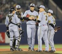 　５回、ピンチで才木（中央）の元へ集まる阪神ナイン（撮影・西岡正）
