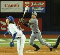 　９回、右越えに同点ソロを放つ高寺（撮影・金田祐二）