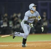 　９回、右越えに同点ソロを放つ高寺（撮影・西岡正）