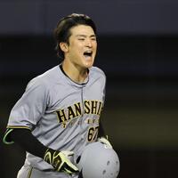 　９回、ソロを放ち喜ぶ高寺（撮影・田中太一）