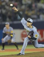 １２回に登板し、力投する湯浅（撮影・西岡正）