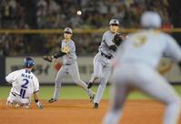 １０回、度会の二塁ゴロで一塁へ送球する高寺（撮影・西岡正）