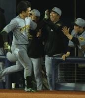 ９回、同点ソロの高寺（左）を笑顔で迎える藤川監督（中央）＝撮影・金田祐二