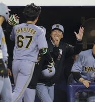 　９回、同点ソロを放った高寺（左）を満面の笑みで祝福する藤川監督（撮影・西岡正）