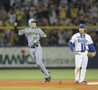 ９回、同点ソロを放ち、ガッツポーズの高寺（撮影・西岡正）