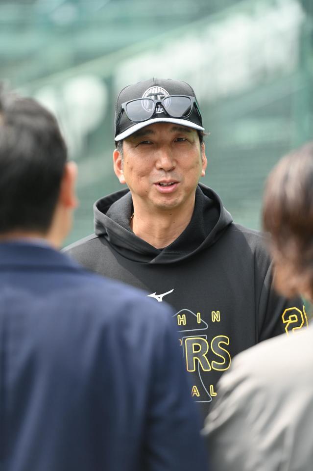 　練習後、取材に応じる藤川監督（撮影・西田忠信）