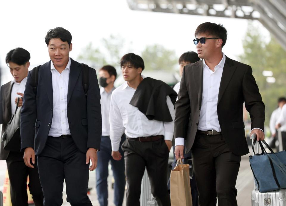 　空路新潟に到着し、大山（左）らと一緒にバス乗り場へ歩く桐敷