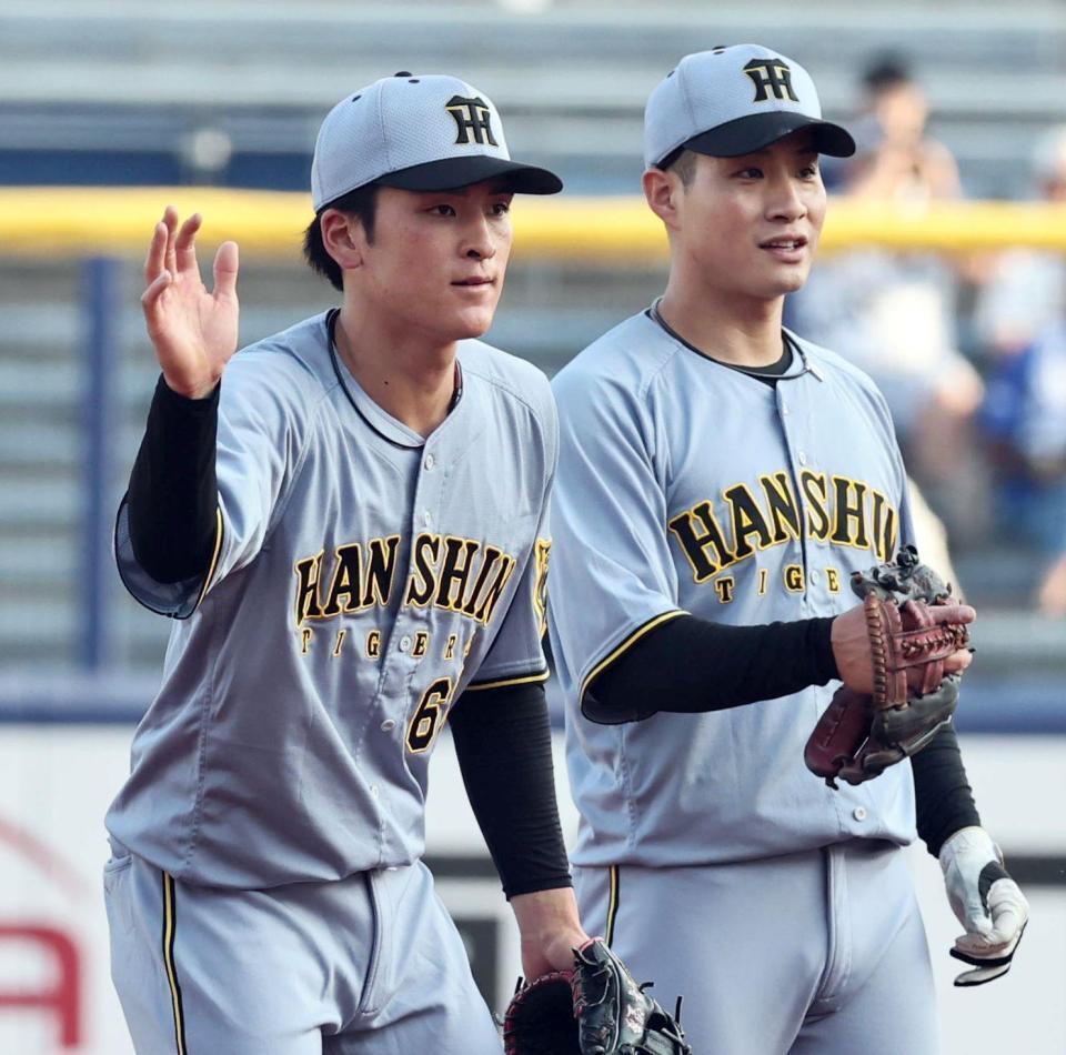 シートノックを受ける高寺（左）と木浪（撮影・田中太一）