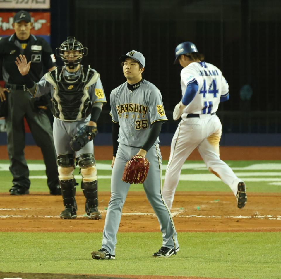 ７回、代打・松尾に先制中犠飛を浴びた才木（撮影・金田祐二）