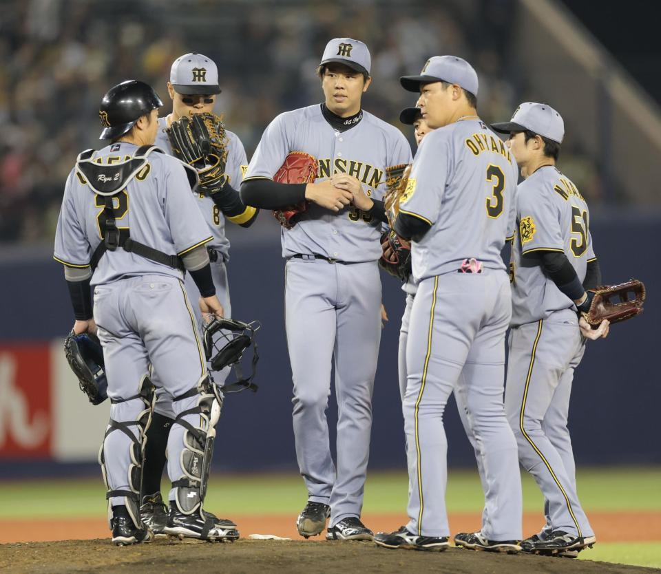 　５回、ピンチで才木（中央）の元へ集まる阪神ナイン（撮影・西岡正）