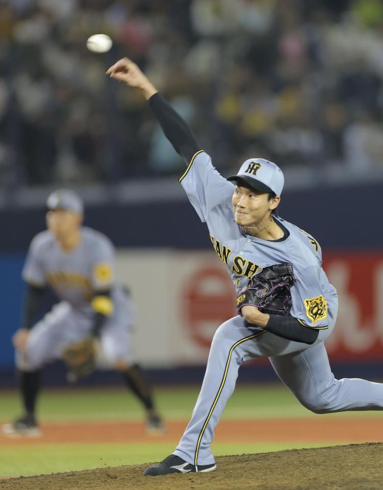 １２回に登板し、力投する湯浅（撮影・西岡正）