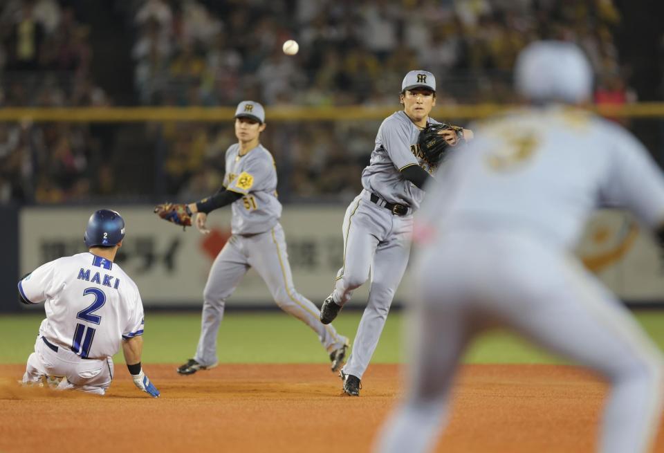 １０回、度会の二塁ゴロで一塁へ送球する高寺（撮影・西岡正）