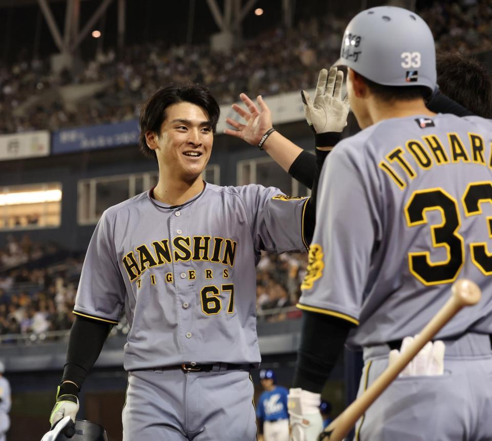 ９回、ソロを放ちナインに迎えられる高寺（撮影・田中太一）