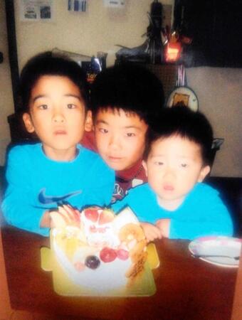 　幼少期の高寺３兄弟　左から望夢、歩夢、育夢（本人提供）