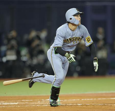 　９回、右越えに同点ソロを放つ高寺（撮影・西岡正）