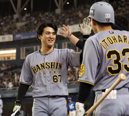 ９回、ソロを放ちナインに迎えられる高寺（撮影・田中太一）