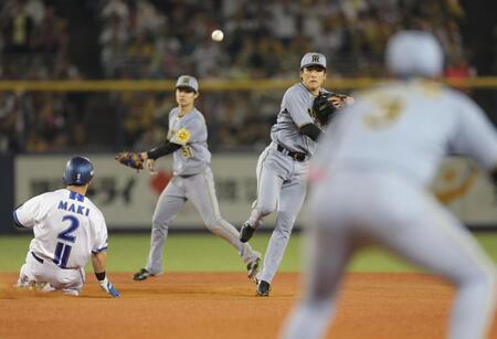 １０回、度会の二塁ゴロで一塁へ送球する高寺（撮影・西岡正）