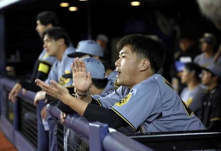 　９回、味方打線を鼓舞する桐敷（撮影・田中太一）