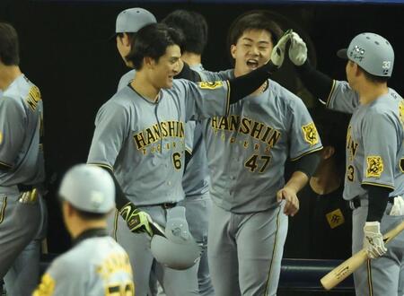 ９回、同点ソロの高寺（左）を迎える桐敷（右から２人目）＝撮影・金田祐二