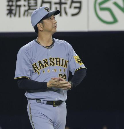 　１２回、投手交代を告げに向かう藤川監督（撮影・西岡正）