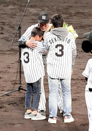 涙をみせる息子達を抱き寄せる関本（２０１５年１０月）