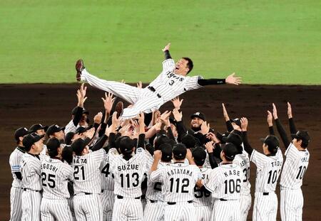 チームメイトから胴上げされる関本（２０１５年１０月）