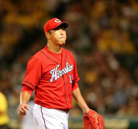 口元を引き締めてベンチへ戻る黒田（２０１５年１０月）