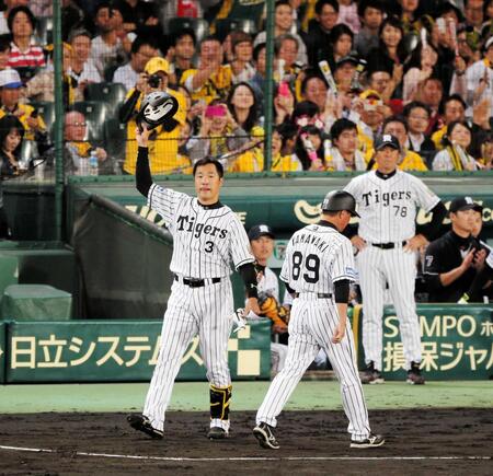 ８回、投ゴロに倒れるもファンの声援にヘルメットかかげる関本（２０１５年１０月）