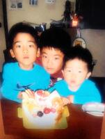 　幼少期の高寺３兄弟　左から望夢、歩夢、育夢（本人提供）