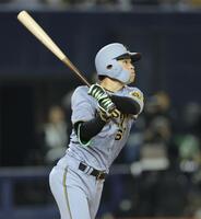 　９回、右越えに同点ソロを放つ高寺（撮影・西岡正）