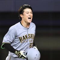 　９回、ソロを放ち喜ぶ高寺（撮影・田中太一）