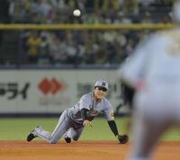　１２回、高寺は松尾の打球に飛びつき、一塁へ送球も惜しくもセーフとなる（撮影・西岡正）