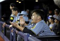 　９回、味方打線を鼓舞する桐敷（撮影・田中太一）