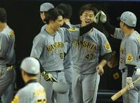 ９回、同点ソロの高寺（左）を迎える桐敷（右から２人目）＝撮影・金田祐二