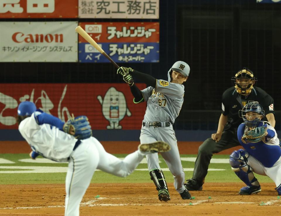 　９回、右越えに同点ソロを放つ高寺（撮影・金田祐二）
