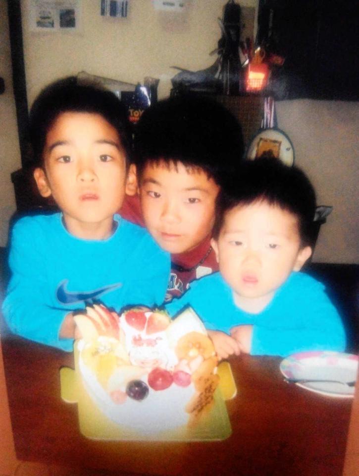 　幼少期の高寺３兄弟　左から望夢、歩夢、育夢（本人提供）