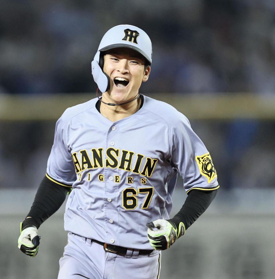 　９回、ソロを放ち喜ぶ高寺（撮影・田中太一）