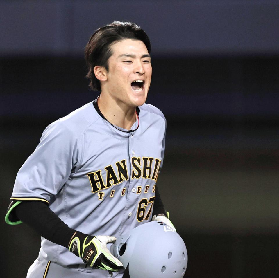 　９回、ソロを放ち喜ぶ高寺（撮影・田中太一）