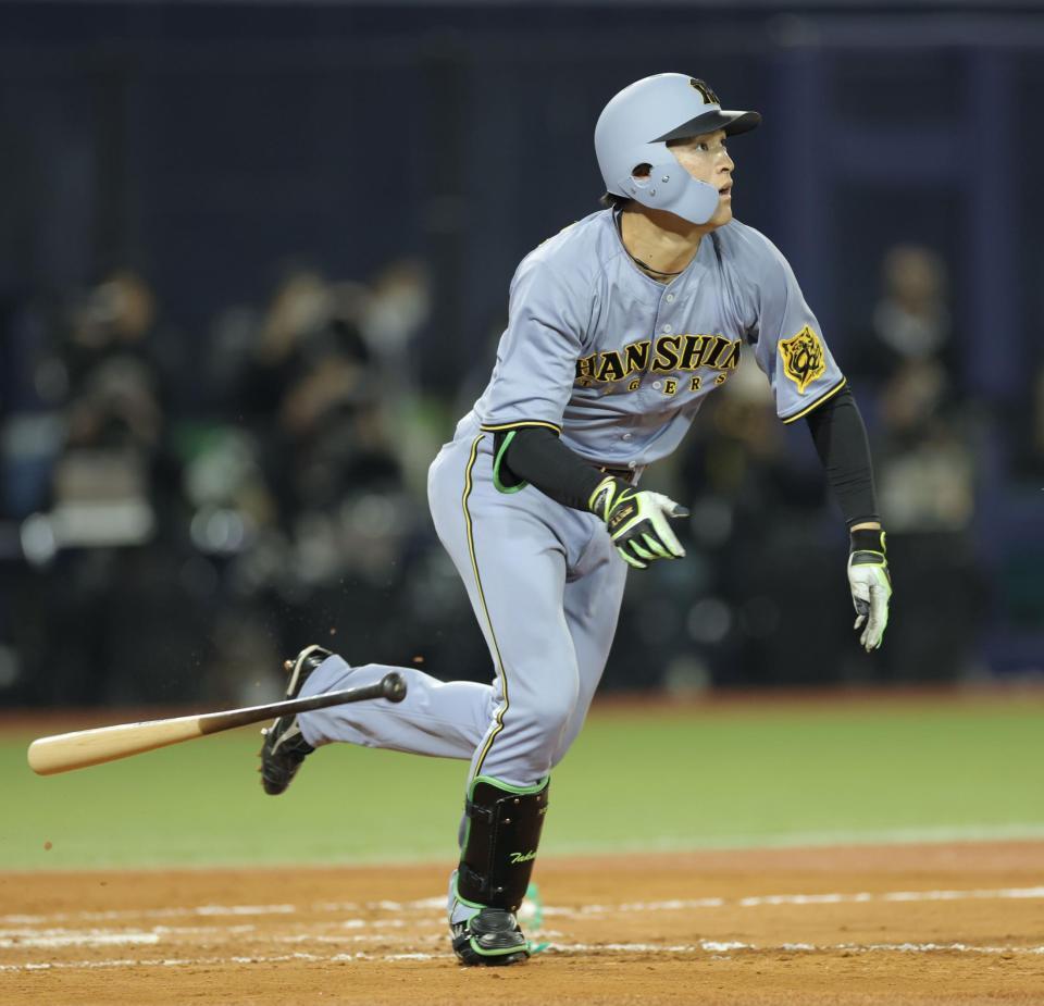 　９回、右越えに同点ソロを放つ高寺（撮影・西岡正）